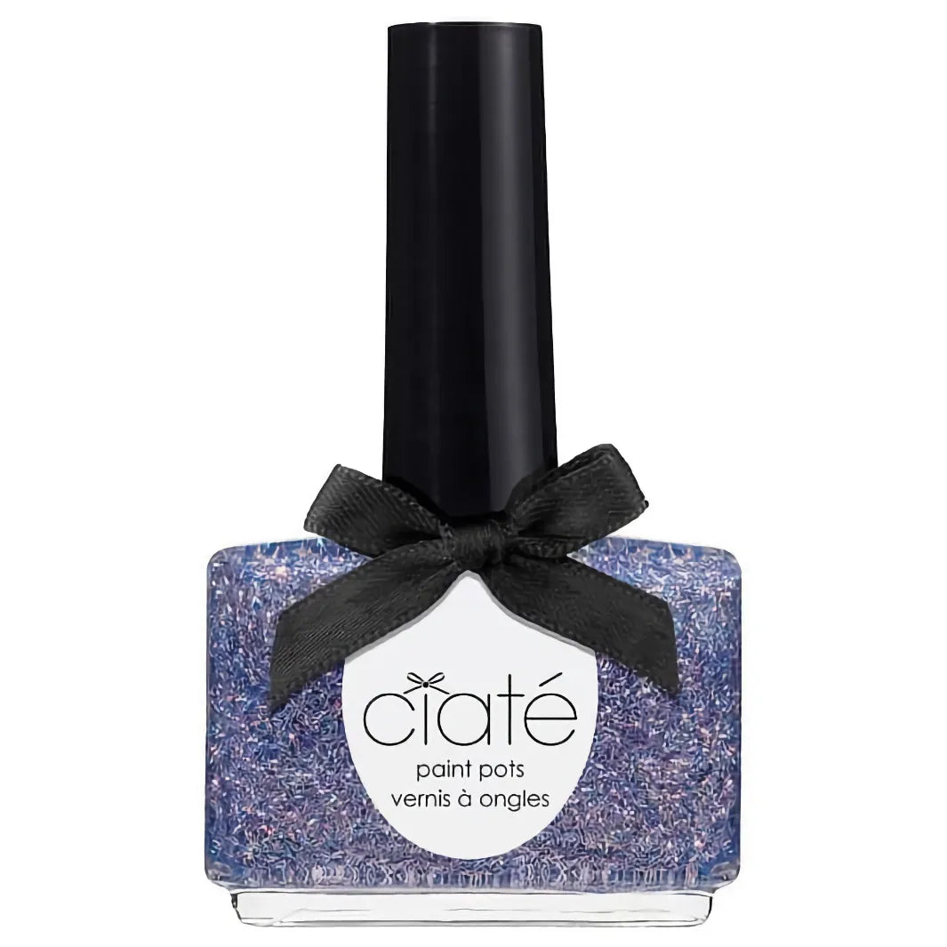 Transparent nagellack silverfärgade och regnbågsskimrande glitterstrån